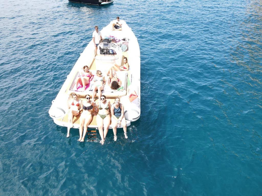 Ragazze a marina di carrara su gommone Stilmar 34