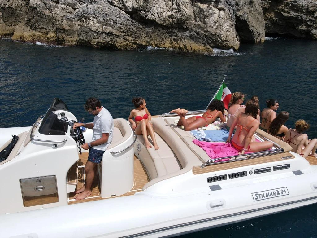 Ragazze alle cinque terre su gommone Stilmar 34