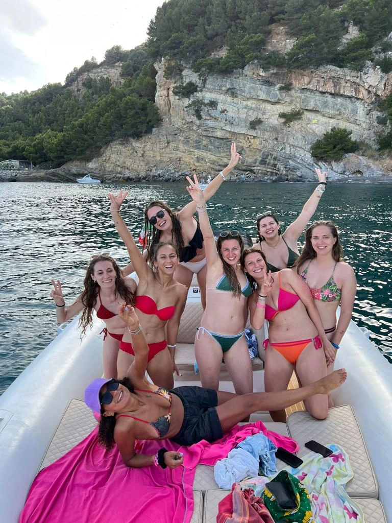 Ragazzi alle cinque terre su gommone Stilmar 34