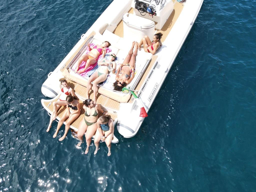 Ragazze in versilia gommone Stilmar 34