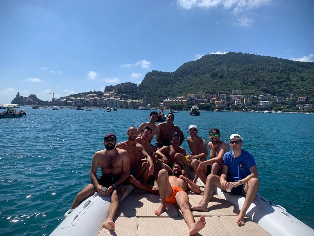 Ragazzi a marina di carrara su gommone Stilmar 34