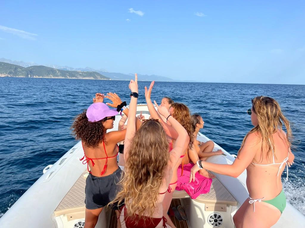 Ragazze nel golfo dei poeti su gommone Stilmar 34